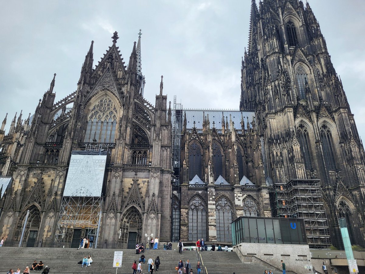 Sortie de la gare, on est bien au bon endroit hâte d'être à demain dans la Lanxess