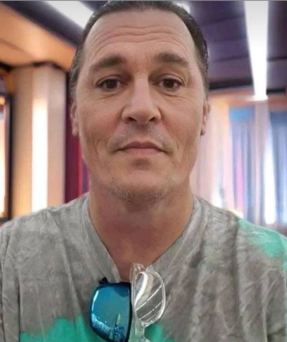 How do you like Johnny?
With glasses or without glasses. I like him anyway but l asked the question to be asked. Have a beautiful day beautiful people 🙏🤩