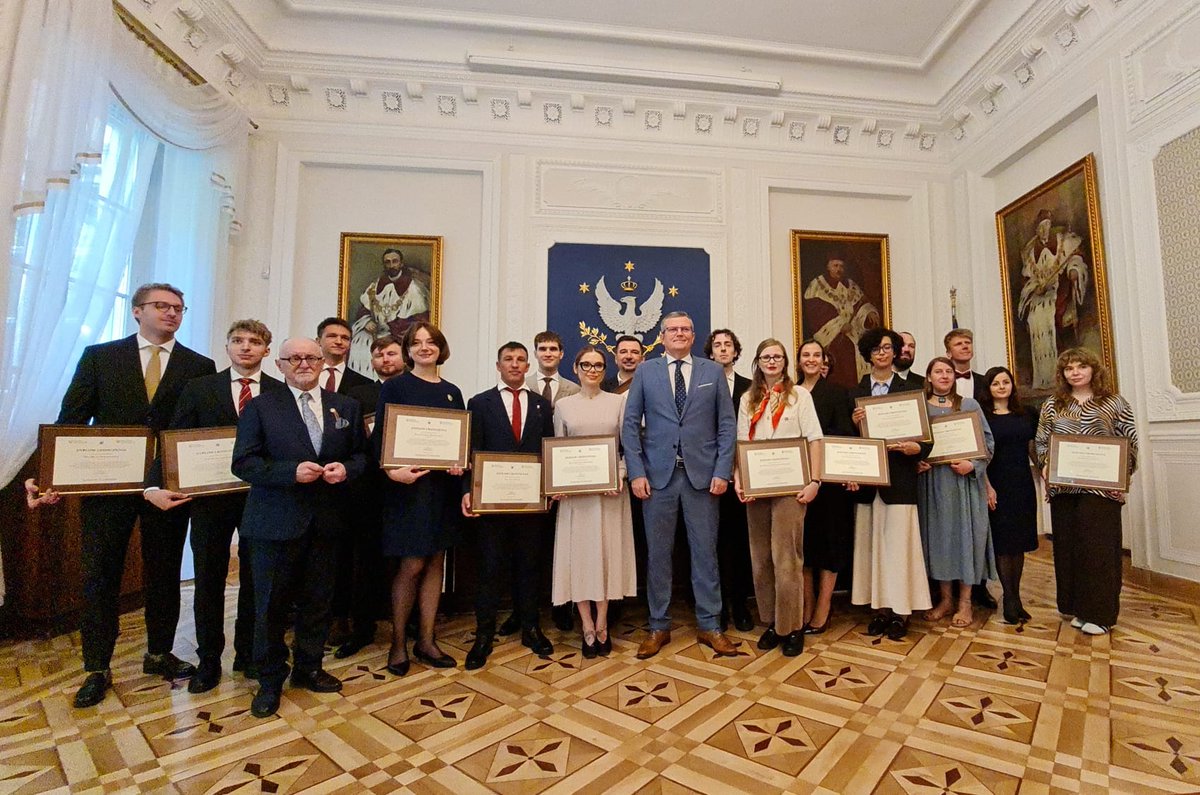 🎓Serdecznie gratulujemy absolwentom V edycji Studium Dyplomatycznego <a href="/SEW_UW/">Studium Europy Wschodniej UW</a> 👍