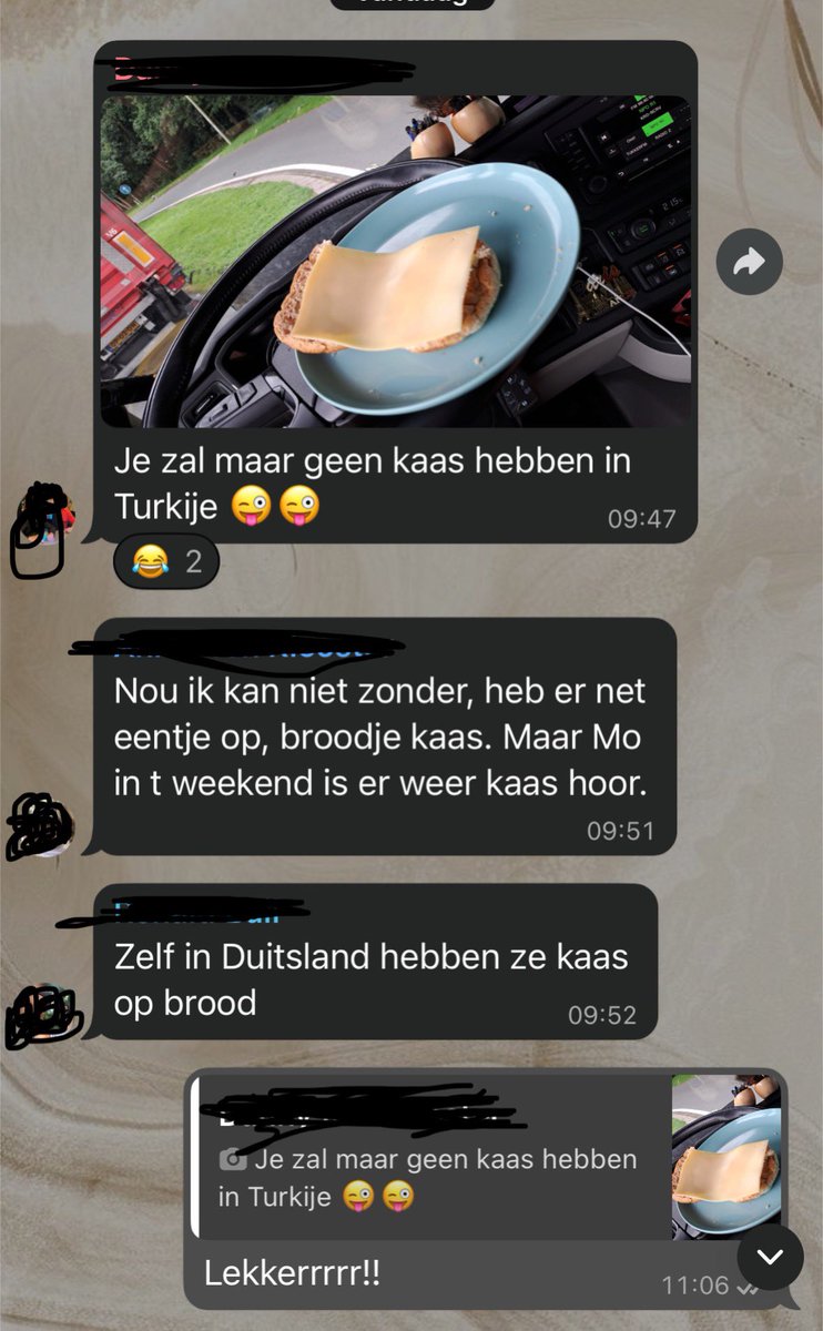 Linda_Zsluis's tweet photo. Zus op vakantie in Turkije, ze heeft de hele week al geen kaas op haar brood
We blijven Hollanders hè 🤣🤣

 In de familie app even extra donderen😂
Wij hebben allemaal lekker brood met kaas 💪🏼🧀

#vakantieprobleem 
#kaasliefhebbers 
#stangen https://t.co/urlEqgLDg9
