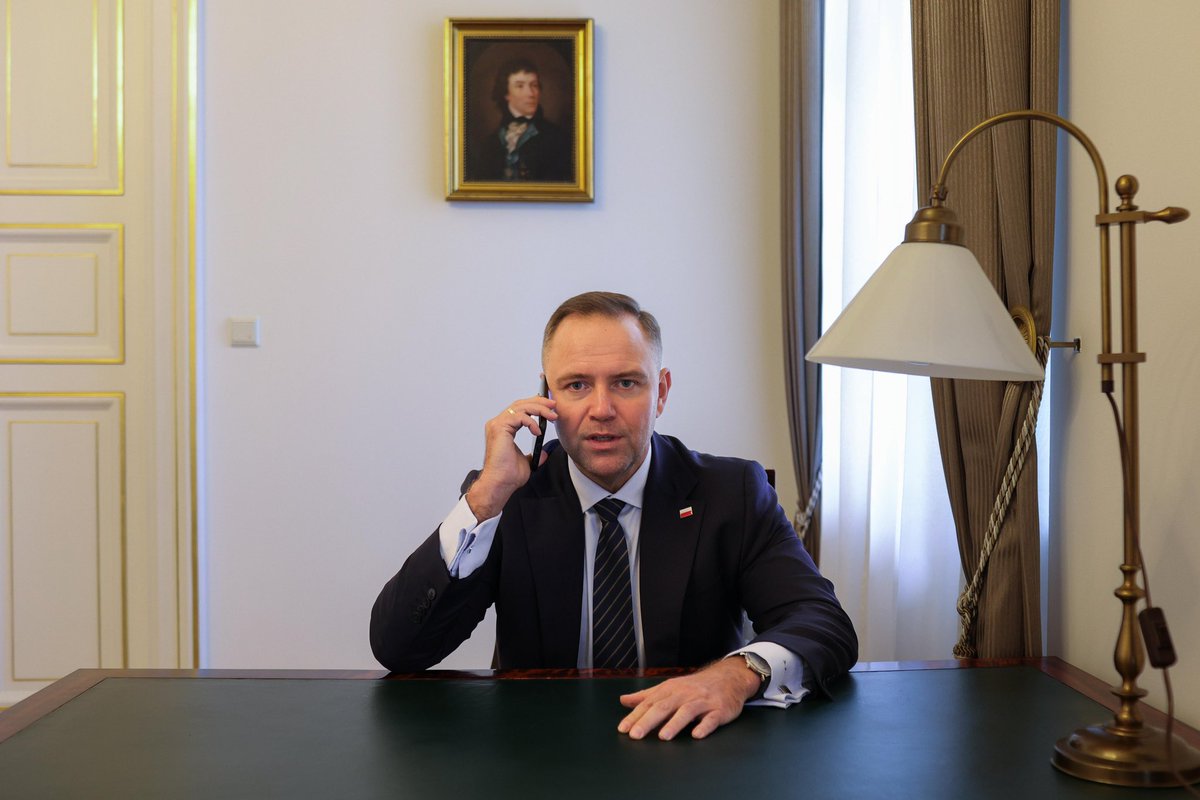 Prezydent elekt Karol Nawrocki rozmawiał dzisiaj telefonicznie z prezydentem Ukrainy Wołodymyrem Zełenskim. Do rozmowy doszło na prośbę prezydenta Ukrainy. Prezydent Zełenski pogratulował Karolowi Nawrockiemu wygranej w wyborach prezydenckich. 

Karol Nawrocki podkreślił, że