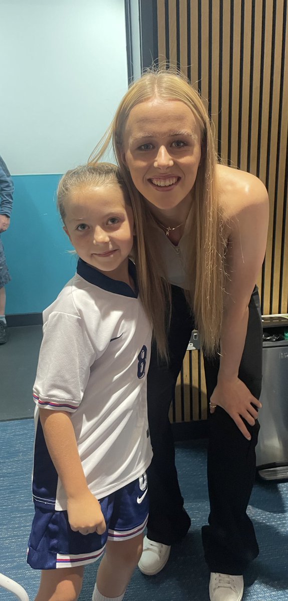 foleychas's tweet photo. A fantastic morning @thismorning meeting the lionesses @chloekelly @hannahhampton_ 

🦁 🏆 ⚽️ https://t.co/WlagNvct0A