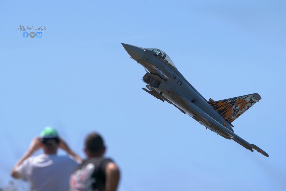 Alfphoto_alpis's tweet photo. finalmente los que hacen ruido #EF18 y #eurofighter del #Ejercitodelaire y el #Supersaeta #HA220 https://t.co/rZ4BVXKk65