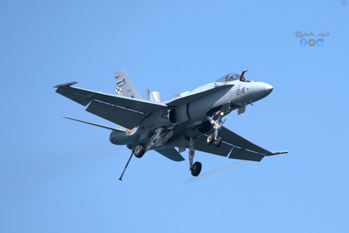 Alfphoto_alpis's tweet photo. finalmente los que hacen ruido #EF18 y #eurofighter del #Ejercitodelaire y el #Supersaeta #HA220 https://t.co/rZ4BVXKk65