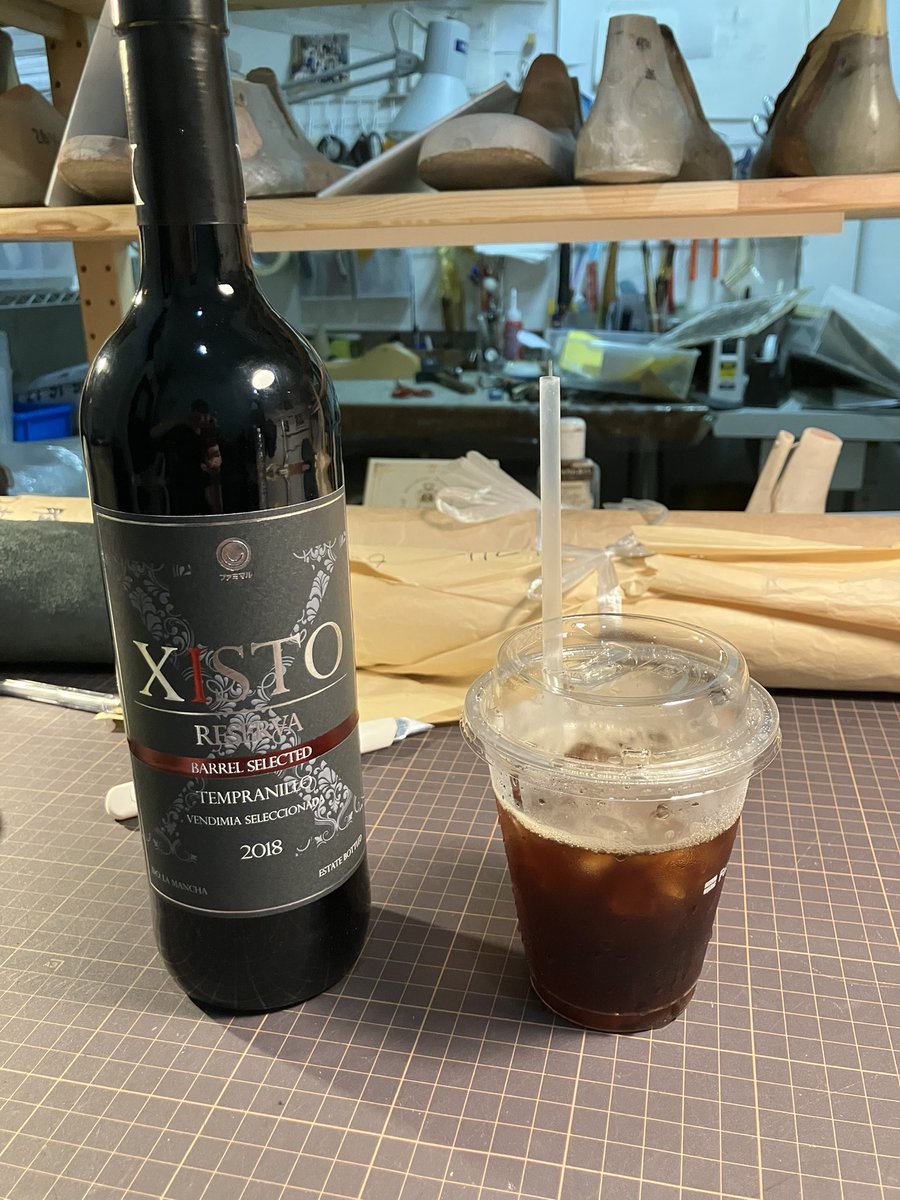 右手にコーヒー、左手に赤ワインというスタイルで歩いてました（コーヒー買いに行ったら、たまたま売ってたのでつい…