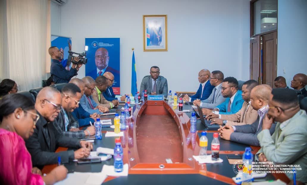MinSanteRDC's tweet photo. À l’issue d’une réunion ce 30/07 avec les VPM @LihauEbua , le Ministre @BojiAime & le Ministre @rogerkamba , les syndicats suspendent leur grève.

🎯 Le gouvernement a pris des engagements forts :
✔️ Paiement complémentaire T2
✔️ Alignement des primes de risque
✔️ Paiement 3ᵉ palier logement/transport
✔️ Réajustement pour 5 177 médecins
✔️ Augmentation primes pour autres corps

Les syndicats s’engagent à maintenir un climat social apaisé dans les hôpitaux.
📅 Prochaine évaluation : 6 août.

#SantéRDC #DialogueSocial #GrèveSuspendue #FonctionPublique #MinSantéRDC