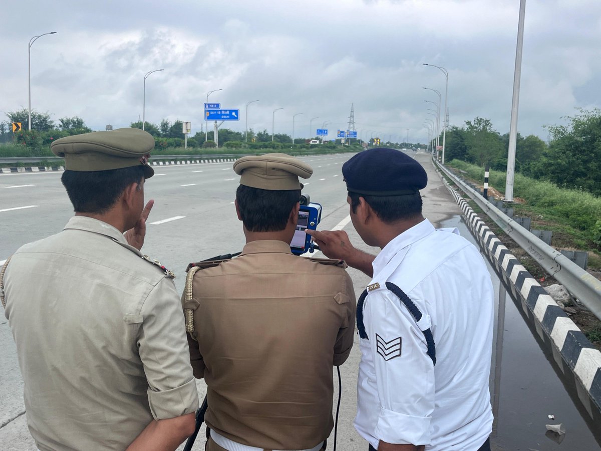 #baghpatpolice
यातायात पुलिस बागपत द्वारा पेरिफेरल एक्सप्रेसवे पर ओवर स्पीडिंग के मामलों पर सीसीटीवी व स्पीड मॉनिटरिंग सिस्टम के माध्यम से निगरानी की गई। तेज गति से चलने वाले वाहनों की पहचान कर 24 ई-चालान जारी किए गए। यह अभियान सड़क सुरक्षा के दृष्टिकोण से जारी रहेगा।
<a href="/Uppolice/">UP POLICE</a>