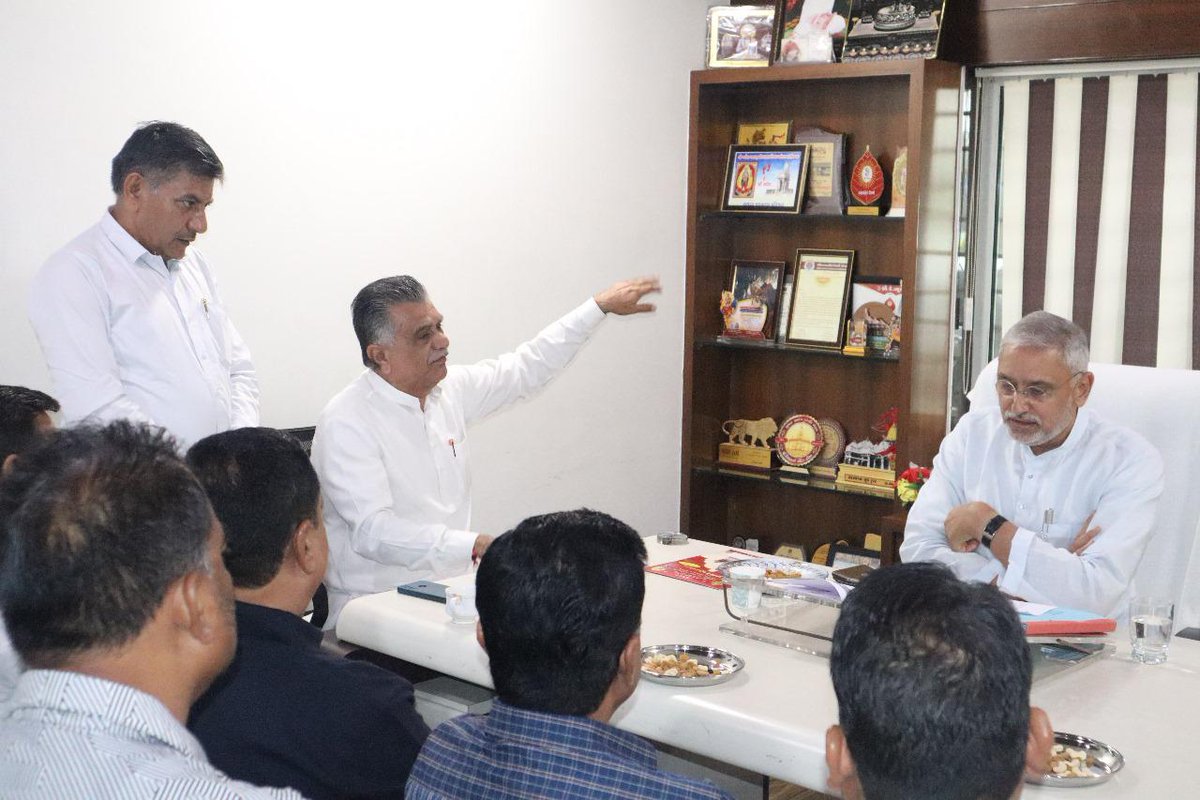 આજે ખેતીવાડી ઉત્પન્ન બજાર સમિતિ, ડીસા ખાતે ચેરમેન શ્રી ગોવાભાઇ રબારી તેમજ ખેતીવાડી ઉત્પન્ન બજાર સમિતિના બોર્ડ ઓફ ડિરેક્ટર્સના સભ્યો સાથે મુલાકાત લઈ સહકાર ક્ષેત્ર અંતર્ગત ચર્ચા કરાઈ.