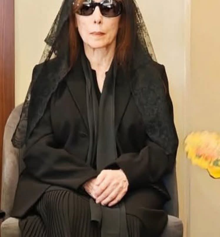 فيروز حطت كل الفارغين بمكانهم الحقيقي. 
لا الشانيل بتعطي قيمة للشخص ولا الصـدر المنفوخ والشعر الطويل الصناعي الاشقر شكل ولا التملق والمراوغة والتمثيل الهـابط بيمشي