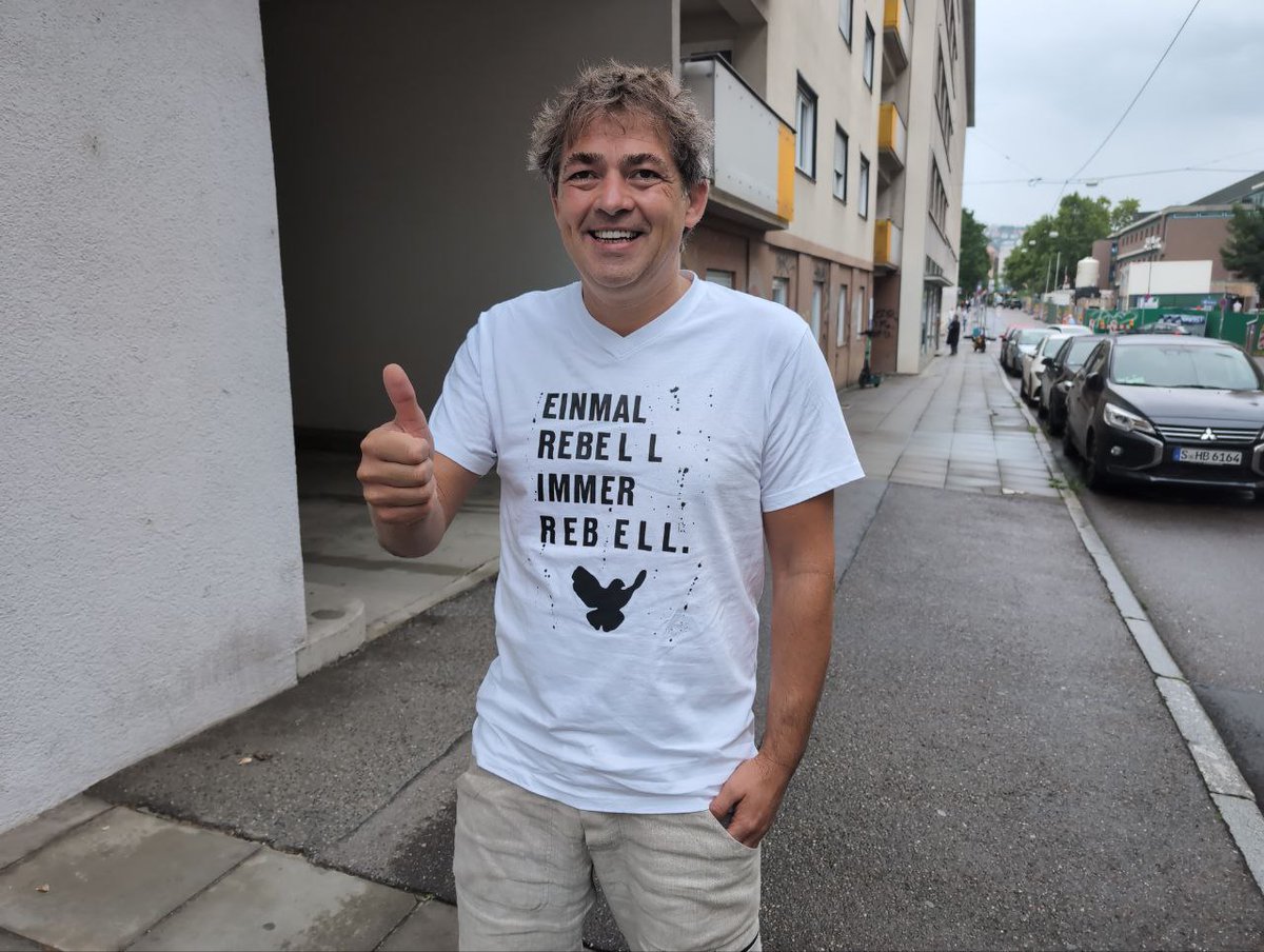 Freispruch für Michael Ballweg

Kabuki in Robe – Was der Freispruch von Michael Ballweg über "unsere Demokratie“ verrät:

Ein Freispruch nach über zwei Jahren politisch aufgeladener Verfolgung, medialem Dauerfeuer und 280 Tagen Untersuchungshaft ohne Urteil. Man könnte meinen,