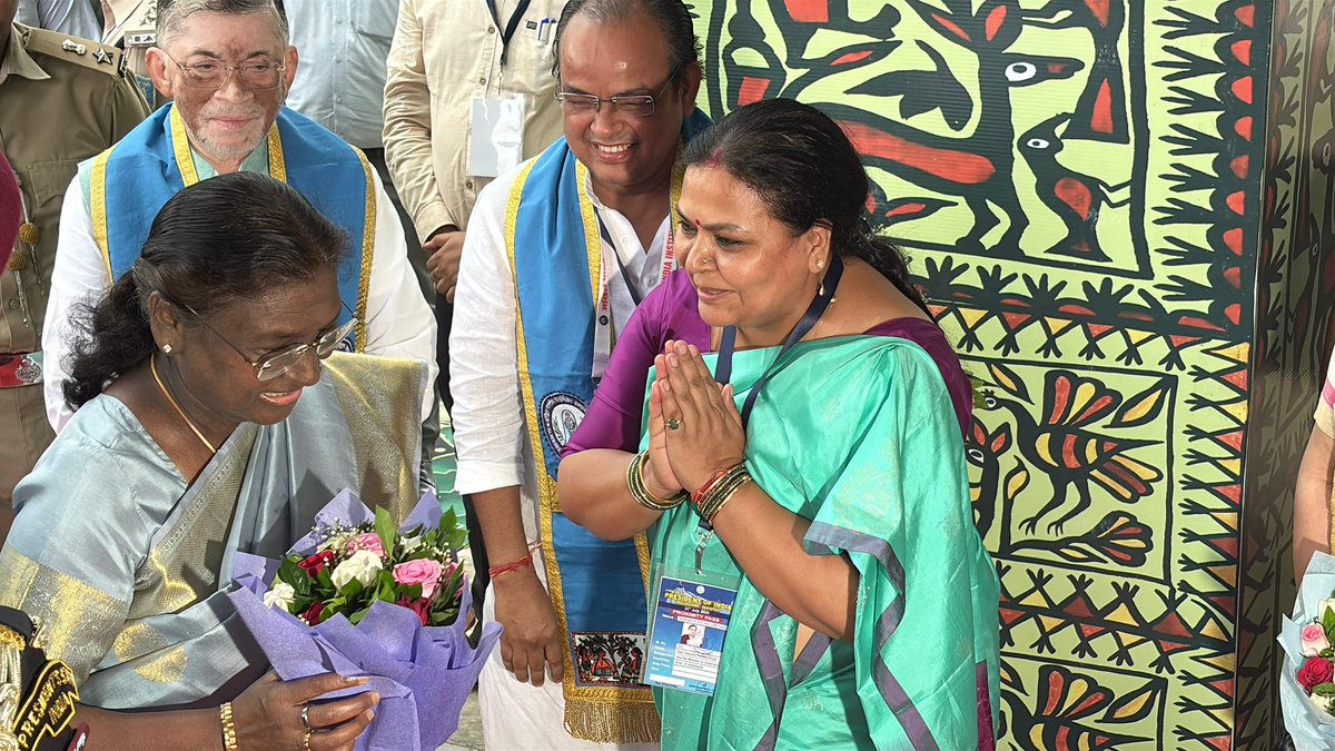 अखिल भारतीय आयुर्विज्ञान संस्थान (AIIMS) देवघर के प्रथम दीक्षांत समारोह की गरिमामयी बेला में झारखंड सरकार एवं माननीय मुख्यमंत्री श्री <a href="/HemantSorenJMM/">Hemant Soren</a> जी की ओर से देश की महामहिम राष्ट्रपति श्रीमती द्रौपदी मुर्मू जी का पुष्पगुच्छ भेंट कर आत्मीय स्वागत एवं अभिनंदन किया।

इस ऐतिहासिक