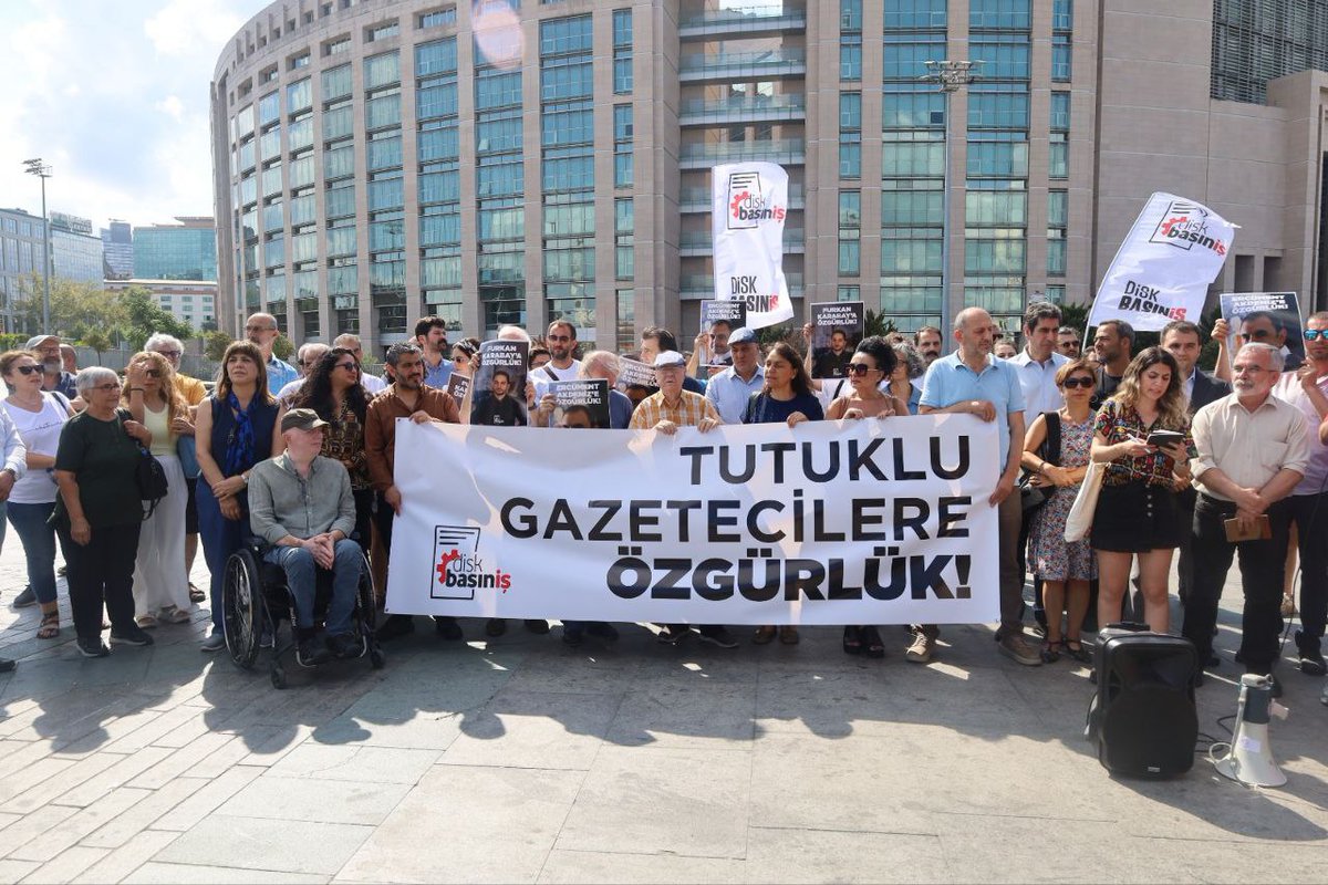 DİSK Basın-İş tarafından, HDK dosyasından tutuklu gazeteci Ercüment Akdeniz’in yargılandığı duruşma öncesinde, Akdeniz’e özgürlük demek için Çağlayan Adliyesi’nde düzenlenen eyleme; HDK Eş Sözcüsü Meral Danış Beştaş, İl Eş Başkanımız Çınar Altan, MYK üyemiz Musa Piroğlu ve