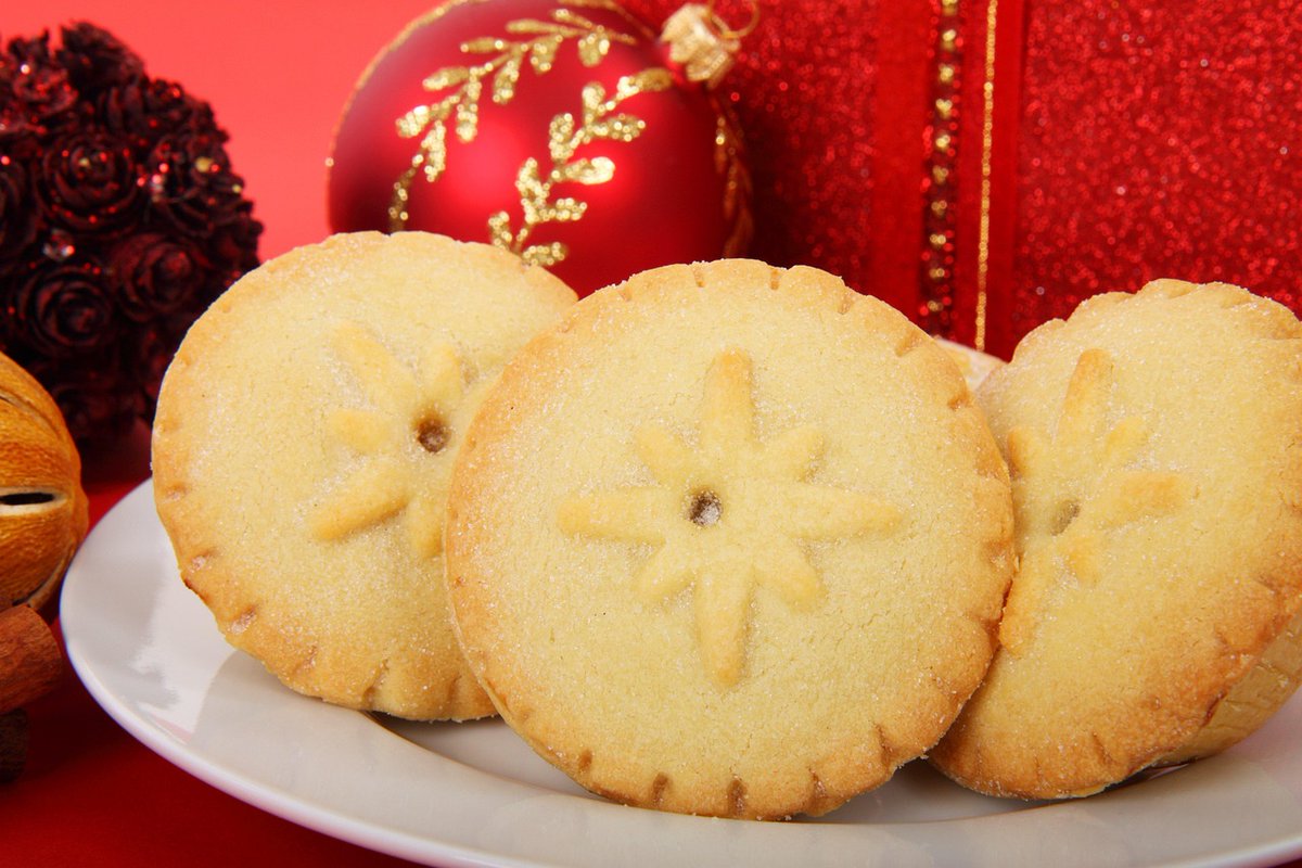 underxmastree's tweet image. 🥧 Nothing says Christmas like the smell of freshly baked mince pies!
If you're feeling festive, why not try this classic recipe → underthechristmastree.co.uk/classic-mince-…🎄✨
Do you bake your own or go shop-bought? Let us know! 🎅👇
#MincePies #ChristmasBaking