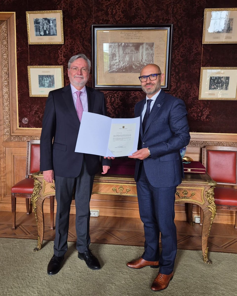 Andrés Terán Parral @atpteran , Embajador del #Ecuador en los Países Bajos y Representante Permanente ante los Organismos Internacionales en La Haya, entregó una carta del Presidente #DanielNoboaAzín 🇪🇨 al Sr. <a href="/Marcin_Czepelak/">Marcin Czepelak</a>, Secretario General de la <a href="/PCA_CPA/">Permanent Court of Arbitration</a>