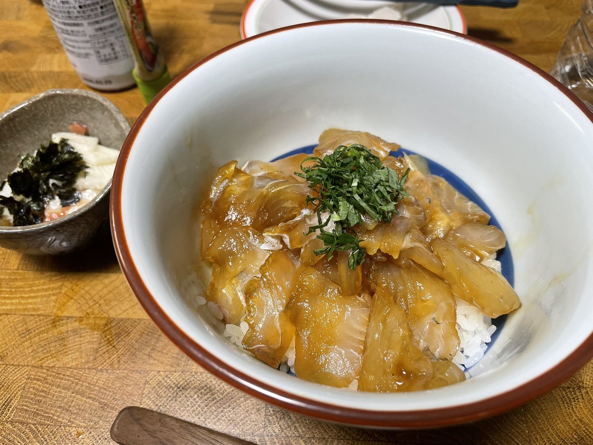 shimaaaank15's tweet photo. 「クーラーボックスの中がめくってもめくってもヒラメ」と言う夢のような話を聞きましたが、動画を見て納得！パラダイス！！

ありがたいことにお裾分けもいただきました🤤鮮度の暴力！本当に美味しかったです🤤🤤

#釣りいろは https://t.co/qVGqjSn8MP