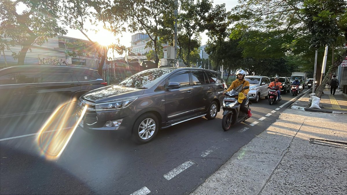 16.58 #LalinSonora

Jl. Panjang arah Pos Pengumben antri cukup panjang menjelang TL Kebon Jeruk, antrian dari selepas flyover, selebihnya ramai lancar. Arah sebaliknya ramai lancar. Cuaca cerah. <a href="/cakuelemes/">wicak</a>
