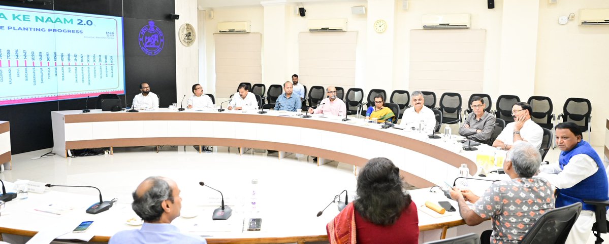 CMO Odisha (@cmo_odisha) on Twitter photo ଲୋକସେବା ଭବନରେ ମୁଖ୍ୟମନ୍ତ୍ରୀ ଶ୍ରୀ <a href="/MohanMOdisha/">Mohan Charan Majhi</a> 'ଏକ ପେଡ୍ ମା' କେ ନାମ୍ ' କାର୍ଯ୍ୟକ୍ରମ ସମ୍ପର୍କରେ ଆଲୋଚନା କରିଛନ୍ତି । ଏହି ଅବସରରେ ବ୍ୟାପକ ଚାରା ରୋପଣ ଜରିଆରେ ପରିବେଶ ସୁରକ୍ଷା ଏବଂ ସନ୍ତୁଳନ ବଜାୟ ରଖିବା ପାଇଁ ଏକ ପେଡ୍ ମା' କେ ନାମ୍ କାର୍ଯ୍ୟକ୍ରମକୁ ବ୍ୟାପକ କରିବା ଉପରେ ମୁଖ୍ୟମନ୍ତ୍ରୀ ଗୁରୁତ୍ୱ ଦେଇଛନ୍ତି । ଲୋକସେବା ଭବନରେ ମୁଖ୍ୟମନ୍ତ୍ରୀ ଶ୍ରୀ <a href="/MohanMOdisha/">Mohan Charan Majhi</a> 'ଏକ ପେଡ୍ ମା' କେ ନାମ୍ ' କାର୍ଯ୍ୟକ୍ରମ ସମ୍ପର୍କରେ ଆଲୋଚନା କରିଛନ୍ତି । ଏହି ଅବସରରେ ବ୍ୟାପକ ଚାରା ରୋପଣ ଜରିଆରେ ପରିବେଶ ସୁରକ୍ଷା ଏବଂ ସନ୍ତୁଳନ ବଜାୟ ରଖିବା ପାଇଁ ଏକ ପେଡ୍ ମା' କେ ନାମ୍ କାର୍ଯ୍ୟକ୍ରମକୁ ବ୍ୟାପକ କରିବା ଉପରେ ମୁଖ୍ୟମନ୍ତ୍ରୀ ଗୁରୁତ୍ୱ ଦେଇଛନ୍ତି ।