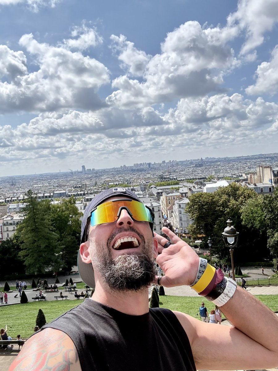 Hanging out on a hilltop in Paris, Geno Suarez is a Mariner, smiling through it all, can’t believe this is my life…😎🇫🇷

#TridentsUp