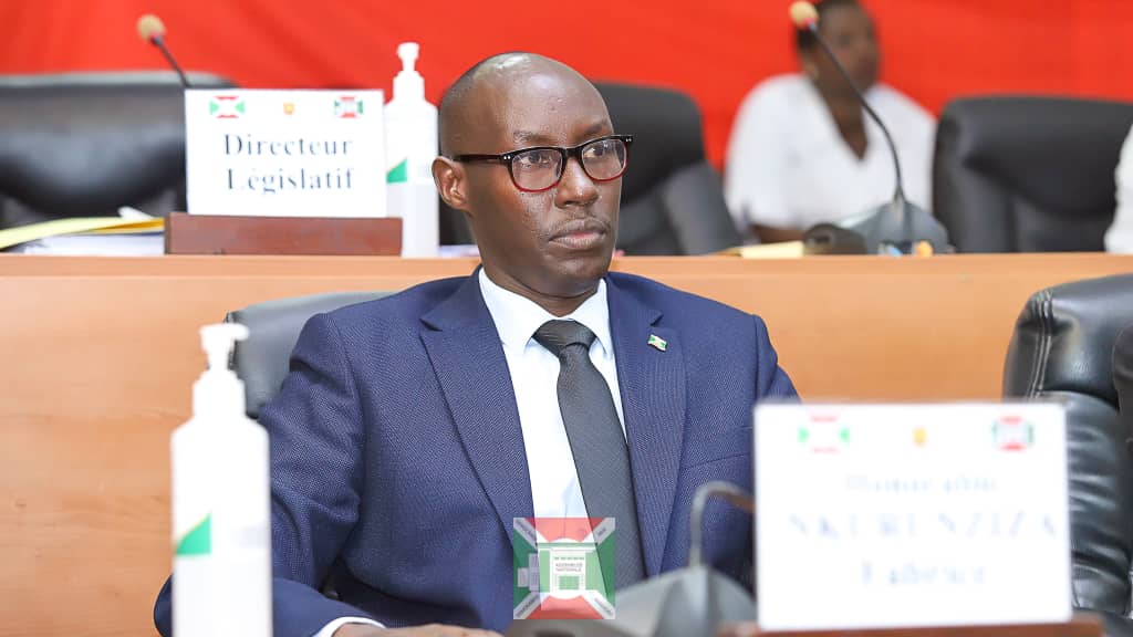 AGASUMO NEWS (@agasumonews) on Twitter photo #Burundi: L'Honorable Nkurunziza Fabrice a remporté les élections en tant que Premier Vice-Président de l'Assemblée nationale avec 110 voix sur 111, soit 99,1% des votes, et aucune abstention.
<a href="/nshingamateka/">Inama Nshingamateka</a> <a href="/KwaNtare/">Kwa Ntare Rushatsi</a> <a href="/NtareHouse/">Ntare Rushatsi House</a> #Burundi: L'Honorable Nkurunziza Fabrice a remporté les élections en tant que Premier Vice-Président de l'Assemblée nationale avec 110 voix sur 111, soit 99,1% des votes, et aucune abstention.
<a href="/nshingamateka/">Inama Nshingamateka</a> <a href="/KwaNtare/">Kwa Ntare Rushatsi</a> <a href="/NtareHouse/">Ntare Rushatsi House</a>