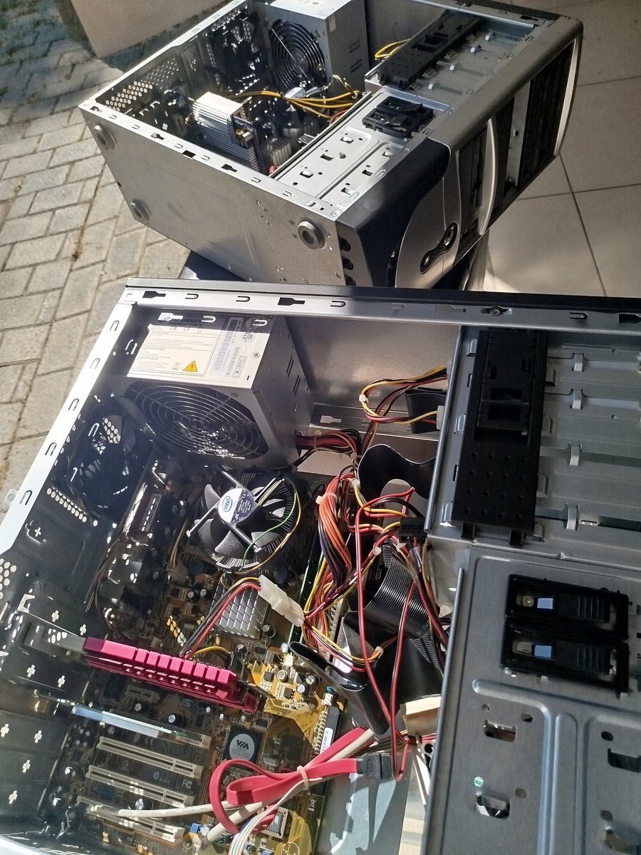 RubenRetro_PC's tweet image. Just finished cleaning up this dusty legend.
Core 2 Duo + GeForce 7300 = good times incoming.
#RetroPC #Core2Duo #GeForce7300 #OldHardware #PCGaming #RetroGaming #TechRestoration #NostalgiaPC