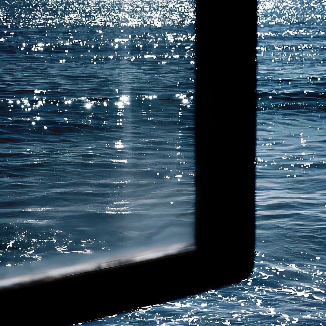 "Umarım karşımıza hep denize bakmak gibi hissettiren insanlar çıkar. Işıl ışıl, huzurlu ve kaygısız.."