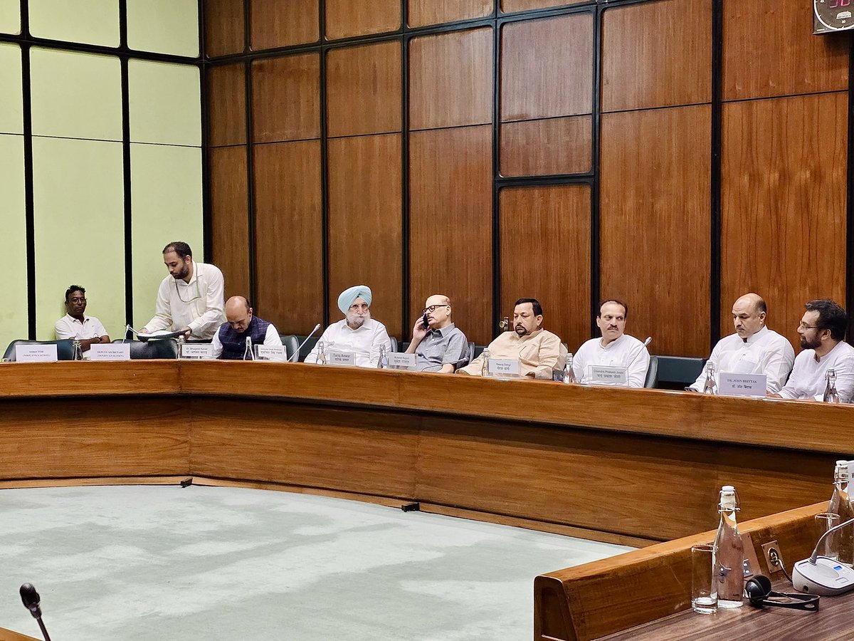 आज संसद भवन में "लोक उपक्रम समिति" (Committee on Public Undertakings) की बैठक में भाग लिया।

बैठक के दौरान सार्वजनिक क्षेत्र के उपक्रमों की कार्यप्रणाली, पारदर्शिता और जनहित में उनकी जवाबदेही सुनिश्चित करने से जुड़े महत्वपूर्ण मुद्दों पर विस्तार से चर्चा हुई।

सार्वजनिक धन का सही