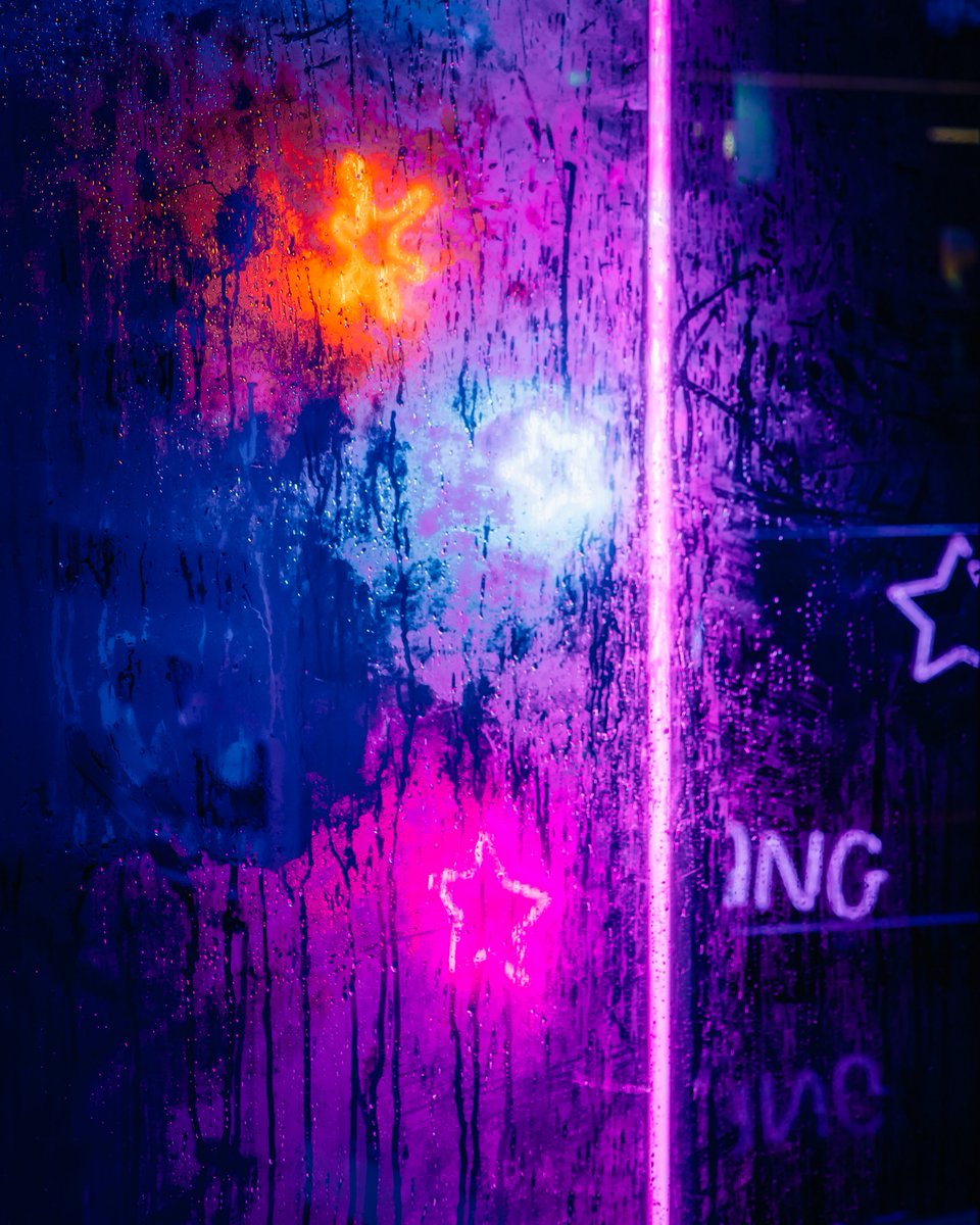 photography is dead 🟣

browse my photos from neon nights spent wandering Seoul, South Korea. 

Why not collect something real?