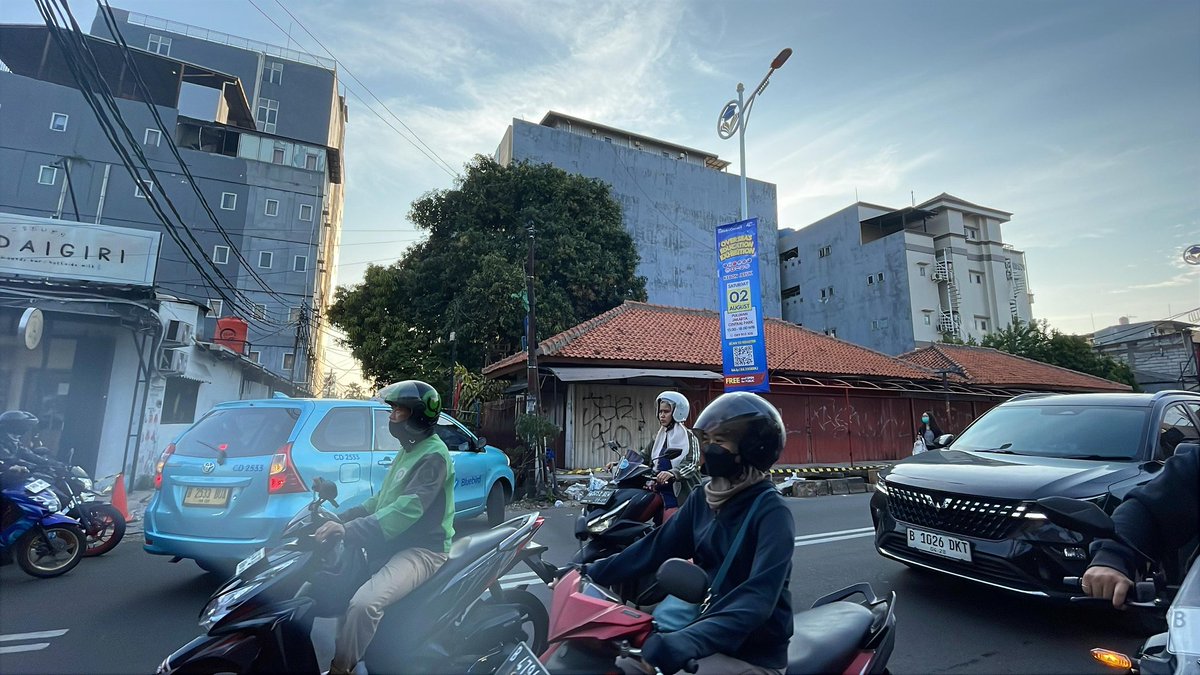 17.06 #LalinSonora

Lalu lintas Jl. Rawabelong ada perlambatan di sekitaran Binus imbas antrian kendaraan yang berbelok di pertigaan Syahdan, ditambah adanya galian trotoar di depan Binus. <a href="/cakuelemes/">wicak</a>