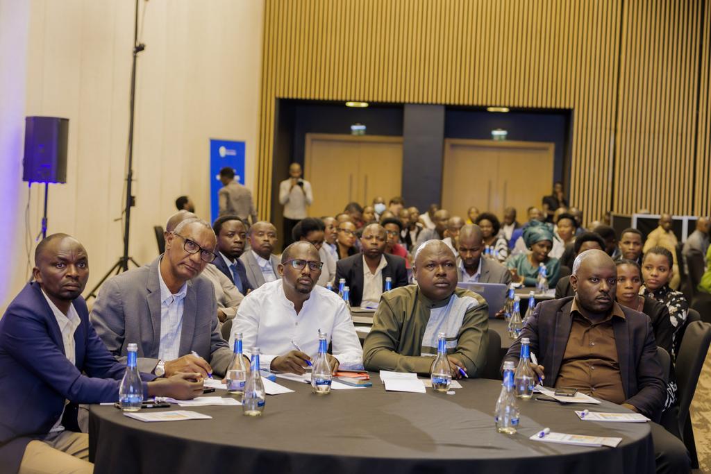 Mu biganiro byagarutsweho kenshi: gusaba kwimurwa kw’abarimu.

Abarimu benshi bifuzaga kwimurirwa i Gasabo. 

Mu kiganiro Minisitiri yagiranye n'abarimu, yasabye abarimu kuzirikana ingaruka bigira ku banyeshuri igihe bahora bahindurirwa abarimu, no kubona ishyirwa mu myanya