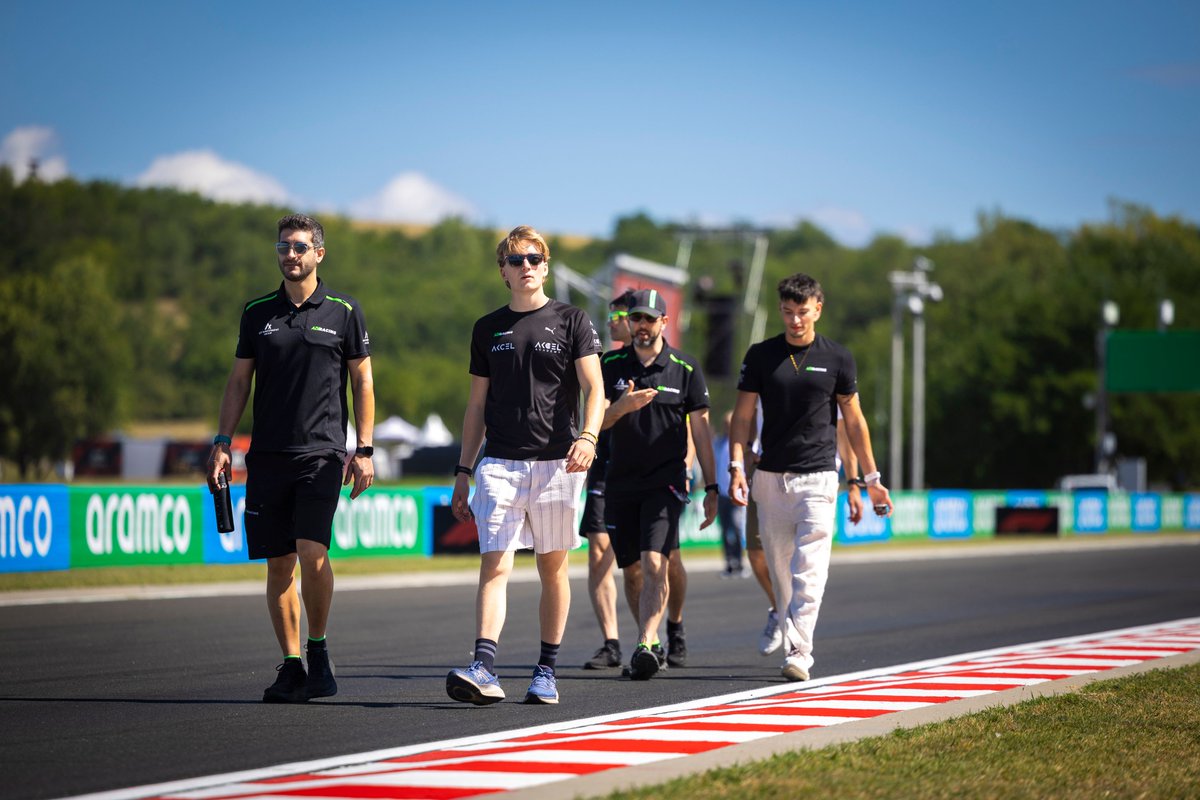 🔍 Before the speed comes the study 👟

📍 James takes a closer look at the technical Hungaroring layout 🗺️

📸 Dutch Photo Agency 📸