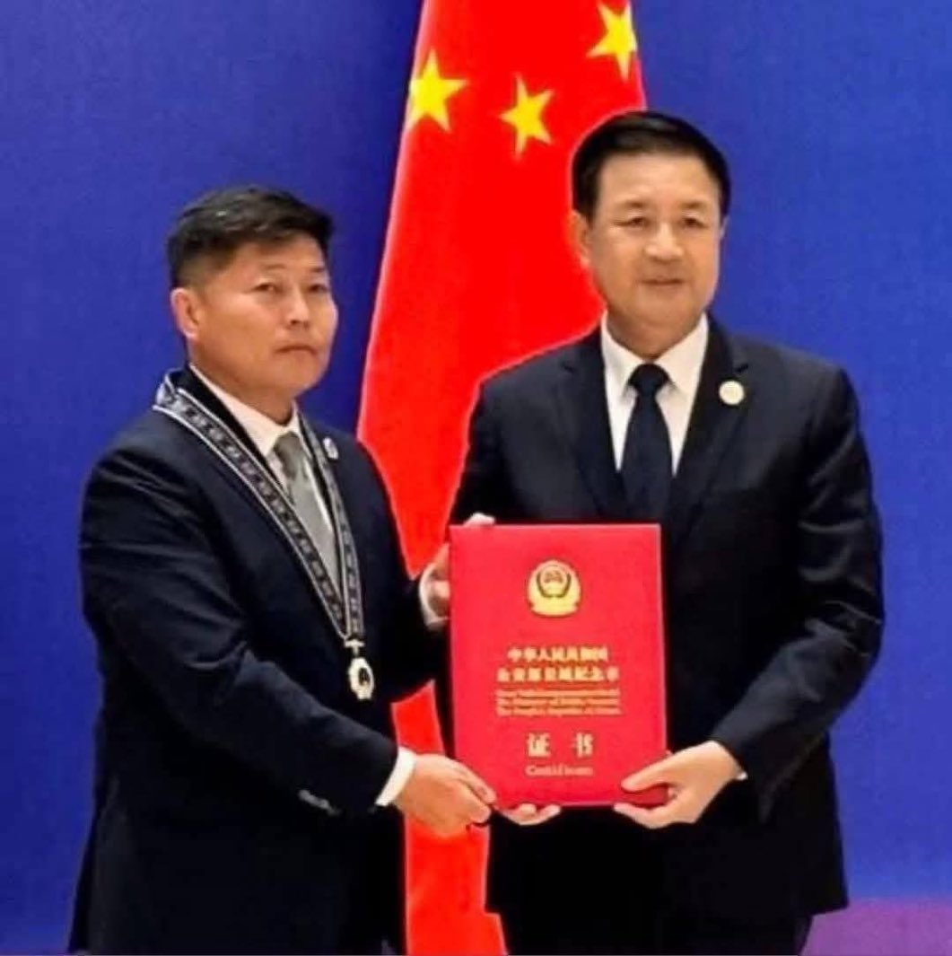 Beijing Great Wall Friendship Award
Бээжингийн хотын захиргааны шагнал; олон улсын хамтын ажиллагаанд түлхэц өгсөн гадаад төрийн хүмүүс урамшуулдаг.
Гэнэ дэ! 
Урагшаа их гүйдэлтэй бсан юм их юм зуучилж дэ! 
Боржин, зам, хавтан, түлш, автомшин гд л ... оролцоогүй юм бхгүй дэ!