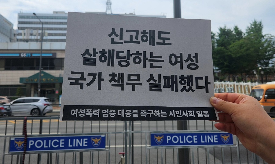 ‘신고해도 피살돼’…여성폭력에 무응답인 국가
“여성들이 살해당하는 동안 국가는 어디 있었는지 묻지 않을 수 없다.” 이 여성들의 죽음은 개인의 불운이 아닌 “명백한 국가와 제도의 실패”다.
반복되는 여성살해 및 여성폭력 종합대책 마련 촉구 기자회견 열려(박주연 기자) n.news.naver.com/article/007/00…