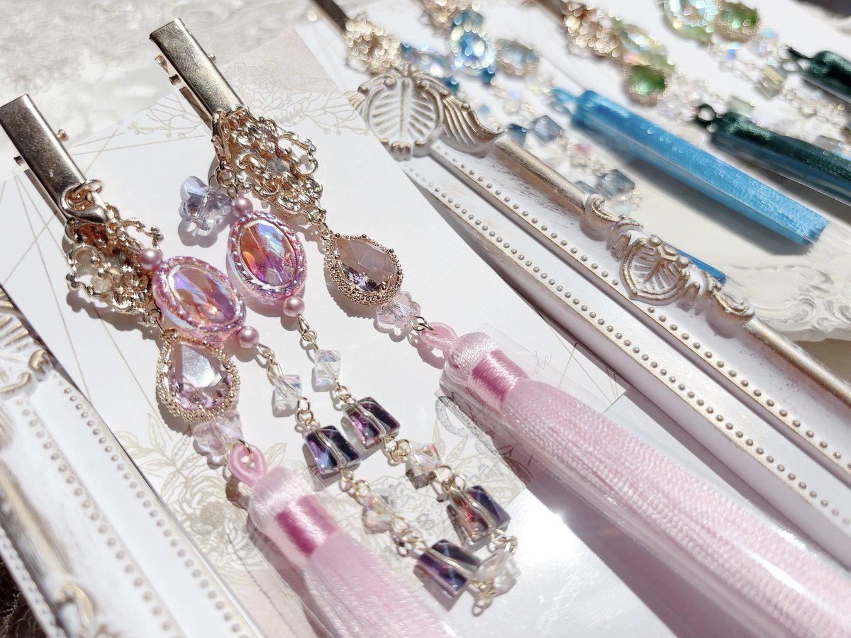 8/2 CRAFT MARKET新作…εïз

いつもと違うパーツを使って、今年の夏限定デザインのタッセルクリップを作りました🩷🩵💚

太陽の光に当たるとキラキラと反射してとても綺麗なので、ぜひ実物を見てほしいです✨️

#CRAFTMARKET 
#クラマケ #クラマケ07