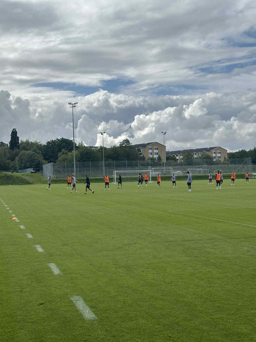 Der er mange ude og se træningen i dag og interessen er tydeligvis stor for De Hviie. 

Vi snakker efterfølgende med Tchamche og JP. 

Smid gerne spørgsmål her i tråden, så tager vi dem med. 🎙️

#ksdh #ultratwitteragf