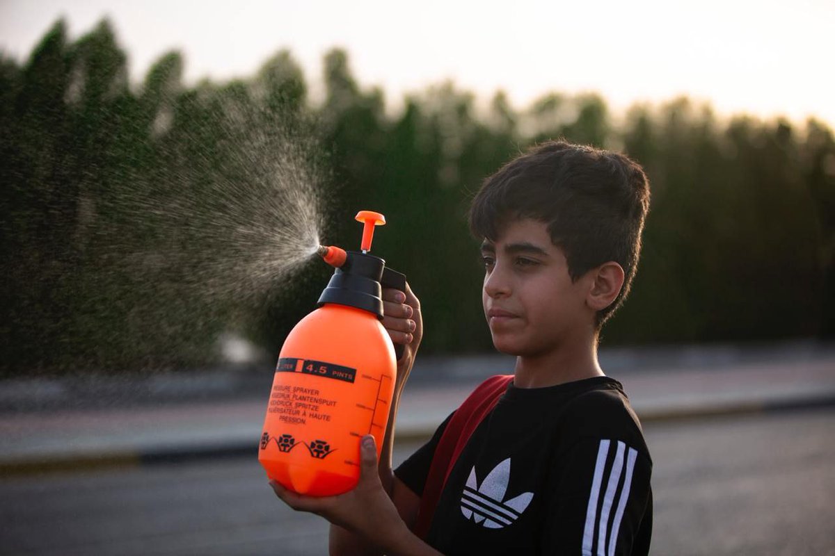 eshtarbableon's tweet photo. يرشّ الماء البارد على الزائرين السائرين مشيًا نحو كربلاء، لعله يسهم في تخفيف حرارة الجو وتسهيل المسير عليهم.
يبلغ أياد خير الله ١٣ عامًا وهو طالب في الصف السادس الابتدائي من محافظة البصرة، يشارك أياد في مواكب الخدمة منذ سنتين.

#الحسين_نهج https://t.co/0zaFNcXdNe