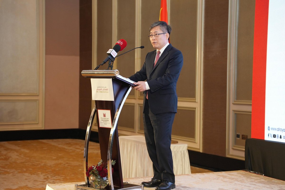 ChinaEmbOman's tweet photo. تهاني لافتتاح ملتقى الصد��قة والتعاون الصيني العماني🇨🇳🇴🇲! هذه خطوة مهمة لتعزيز التعاون العملي بين الصين وعمان بسرعة.
حضر حفل الافتتاح صاحب السمو السيد مروان بن تركي آل سعيد محافظ ظفار، والمكرم / سالم قطن نائب الرئيس لمجلس الدولة، وسعادة الدكتور صالح مسن وكيل وزارة التجارة والصناعة وترويج الاستثمار، وسعادة الدكتور خالد بن سالم السعيدي رئيس جمعية الصداقة العمانية الصينية.
ألقى ��عادة السفير ليو جيان كلمة رئيسية أشاد فيها بالشراكة الاستراتيجية بين الصين وعمان، معتبرًا أن التحديث الصيني النمط يوفر فرصًا لتحقيق رؤية عمان 2040، كما طرح مقترحات حول كيفية تسريع التعاون العملي بين البلدين.
وأكد السفير ليو جيان في ختام كلمته على أهمية السلام، مشيرًا إلى أن الصين تدعم "حل الدولتين" بحزم، داعيًا إلى وقف إطلاق النار فورًا وعودة جميع الأطراف إلى المسار السياسي الصحيح لحل النزاعات الإقليمية.
سعادة الدكتور صالح مسن وكيل وزارة التجارة والصناعة وترويج الاستثمار قدّم بحماس عرضاً عن إنجازات عُمان في التنويع الاقتصادي، مؤكداً أن عُمان تمثل محوراً حيوياً في مبادرة "الحزام والطريق" لربط الشرق بالغرب، وتعتبر الصين شريكاً أساسياً، معرباً عن تطلعه لتعزيز التعاون مع الصين في مجالات البنية التحتية والطاقة الجديدة والتكنولوجيا.
@Dhofar_Gov @OmanStateCounci
@Tejarah_om @OmanchinaF
@OCCI_Dhofar @AlroyaNewspaper