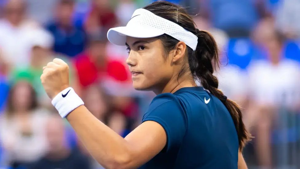 🇨🇦 Emma Raducanu is surging ahead in Montreal! The British No.1 downed Peyton Stearns 6-2 6-4 to reach the Canadian Open third round—winning five of her last six matches. Born in Canada, Raducanu said it “means so much to do well here.” #Raducanu #Tennis #Montreal