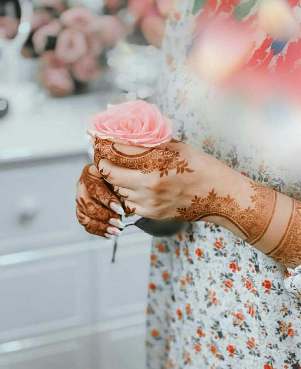 #PAK_PG
آ تجھ کو میں گمنام لکھوں
پھر ڈھونڈ کے تجھے،ہمنام لکھوں
تجھے پھول کی بھٹکتی خوشبو لکھوں
تجھے رنگ لکھوں، رنگ ساز لکھوں
تجھے درد لکھوں،تجھے دوا لکھوں
تجھے محبت کی سوغات لکھوں
تجھے صبح کی محبت کا پیغام لکھوں
تجھے ہر پل سوچوں، پھر ہر شام لکھوں

🥀❤️🔥