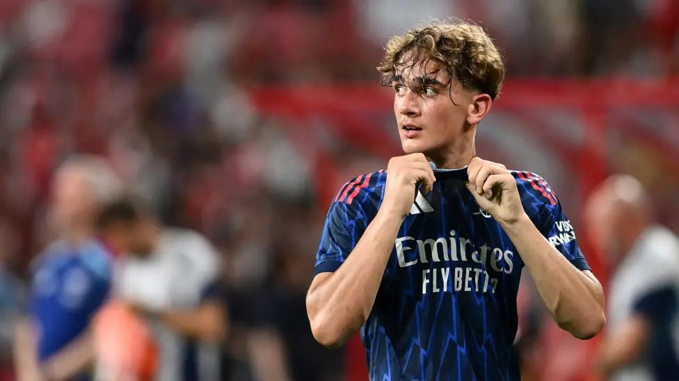 🌟 Arsenal prodigy Max Dowman is making waves on the Asia tour. The 15-year-old dazzled vs Newcastle—winning a key penalty—and earned Arteta’s praise: “Not common to witness for a 15-year-old.” With 19 goals last season, a Premier League debut looms. #Arsenal #Dowman
