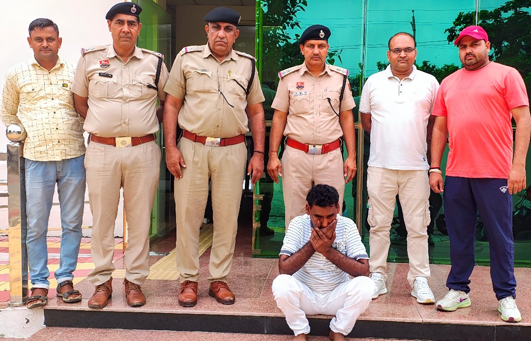 नशा तस्करों पर कड़ा प्रहार करते हुए एंटी नारकोटिक सैल द्वारा थाना सदर क्षेत्र से नाकाबंदी दौरान बीट गाड़ी में नशा तस्करी कर रहे आरोपी बरवाला जिला हिसार निवासी सुभाष को किया गया काबू,
करीब 5.50 लाख रुपए कीमत की 2 किलो 605 ग्राम अफीम बरामद
<a href="/police_haryana/">Haryana Police</a> 
<a href="/DGPHaryana/">DGP Haryana Police</a> 
<a href="/igkarnal/">ADGP Karnal</a>