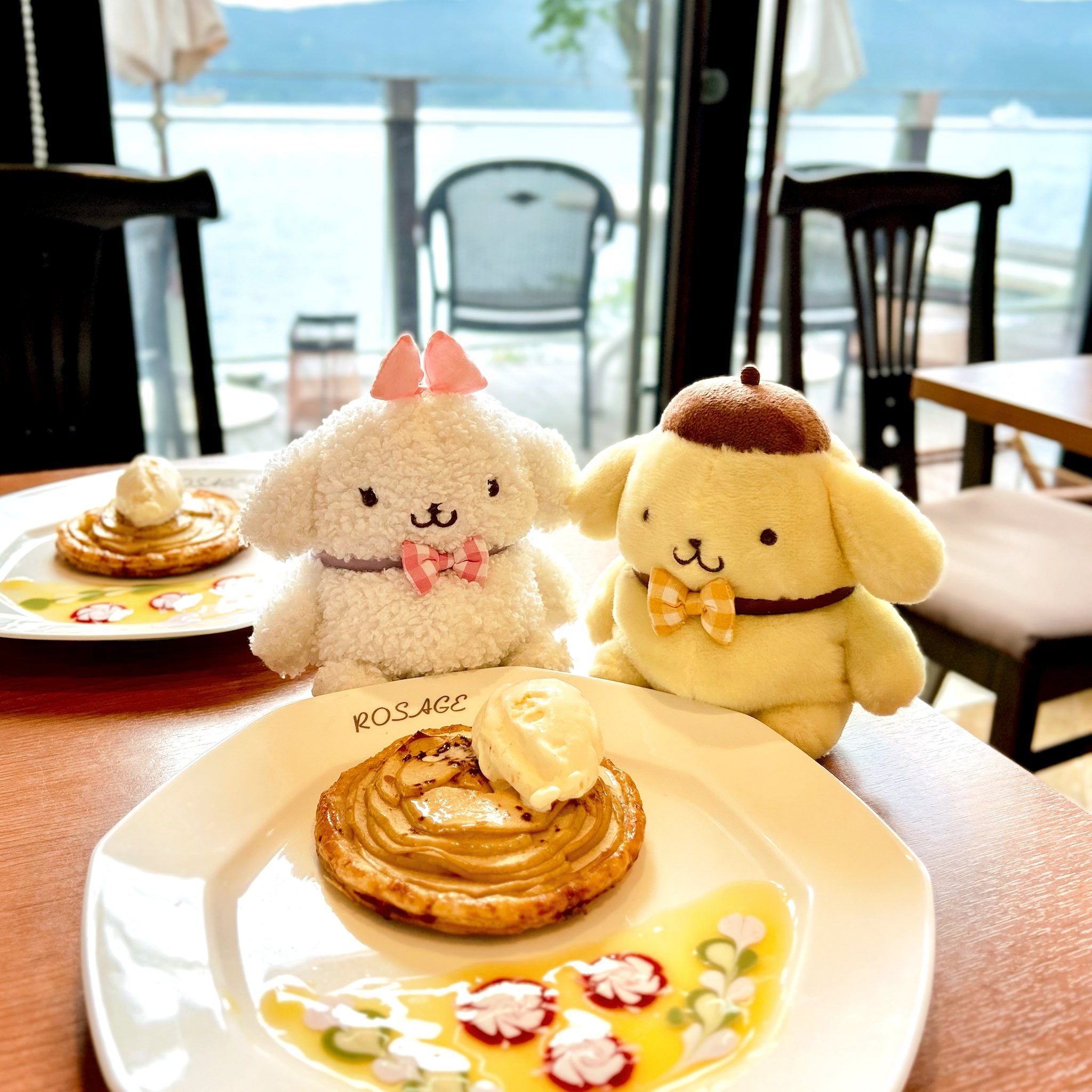 P*ა様 ポムポムプリン カフェ　マスコット　マカロン　タグ付き ぐでたまこたつに入ったプリンとマカロンの仲良しオムライス