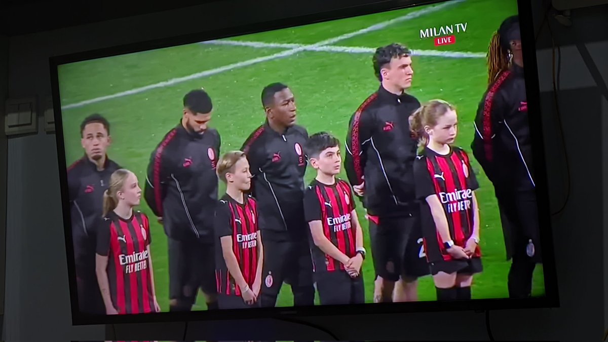 hanni_Js's tweet photo. @Info4_Milanisti Ipul aja dibantai ya kan.. 🤭 https://t.co/Xy8GArTvAB