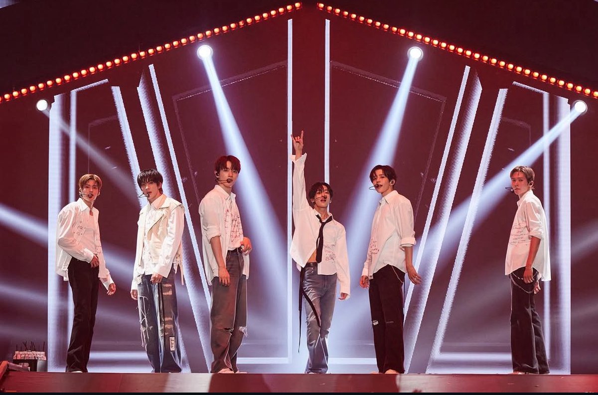 paris 💫 tweet media