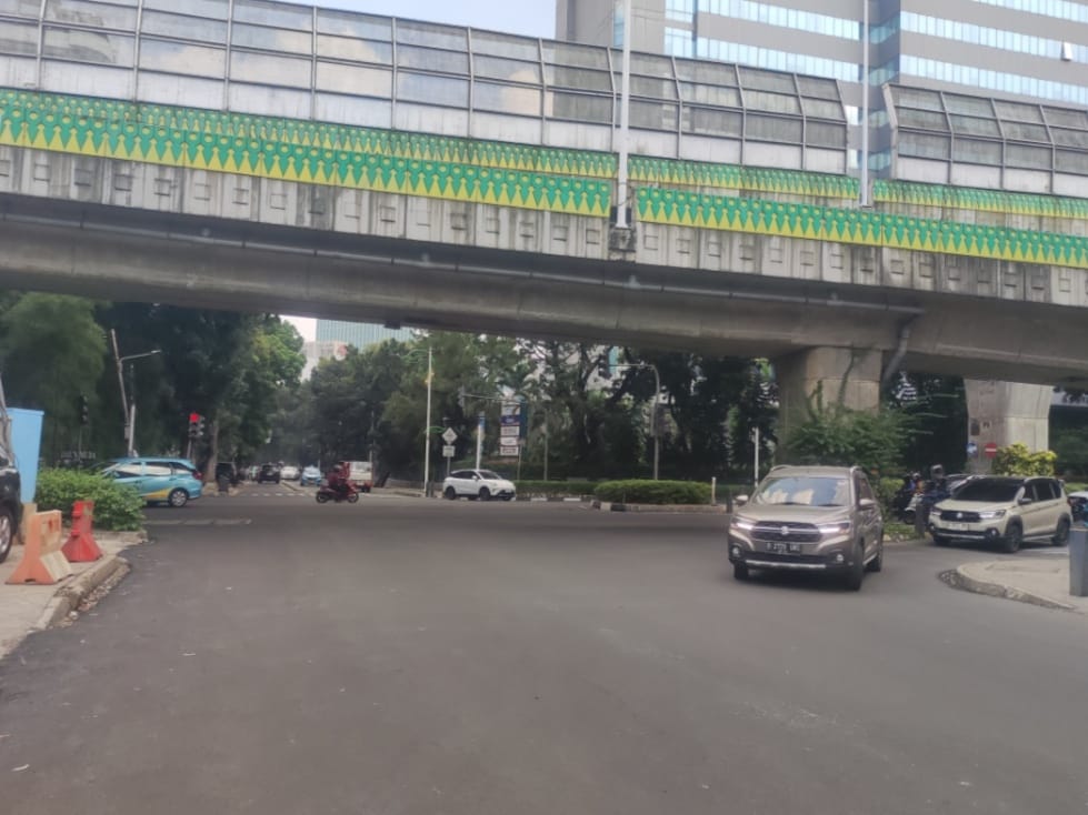 17.16 #LalinSonora

Lalin jalan trunojoyo dari blok m menuju  woltermongonsidi maupun sebaliknya ramai lancar. Cuaca cerah. <a href="/TitoSuhandoyo/">Tito Suhandoyo</a>