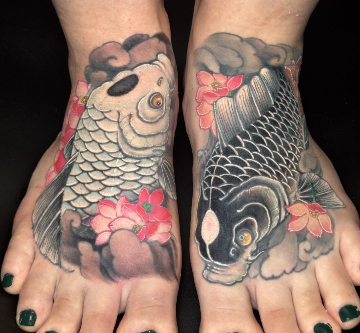 Black and white koi in yin and yang harmony, tattooed on both feet to symbolize balance and flow.
黒と白の鯉、陰と陽の調和。
両足に刻まれた二匹が、静かにバランスを語る。
.
mytats.com
.
#KoiTattoo #YinYang #JapaneseTattoo #Irezumi
#鯉刺青 #和彫り #FootTattoo