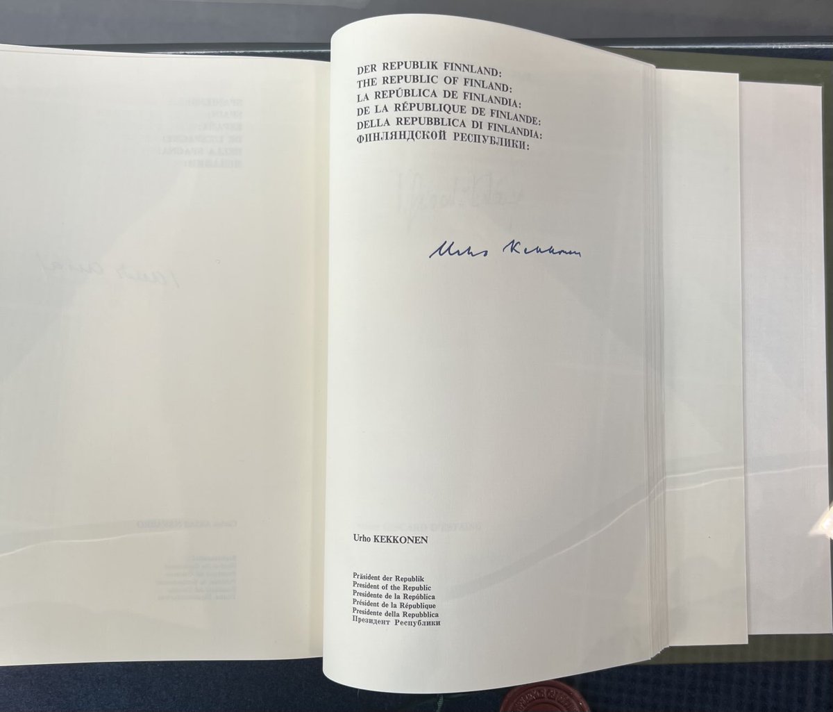 AmbMCAllemagne's tweet photo. Historical memorabilia displayed: the original of the #Helsinki Final Act, signed in 1975 by 35 States, founding document of the @osce, which sealed the common goal of security through dialogue and cooperation, and the gavel
@GvtMonaco #Monaco #OSCE25FI #HelsinkiSpirit https://t.co/UBqhQqvt1O