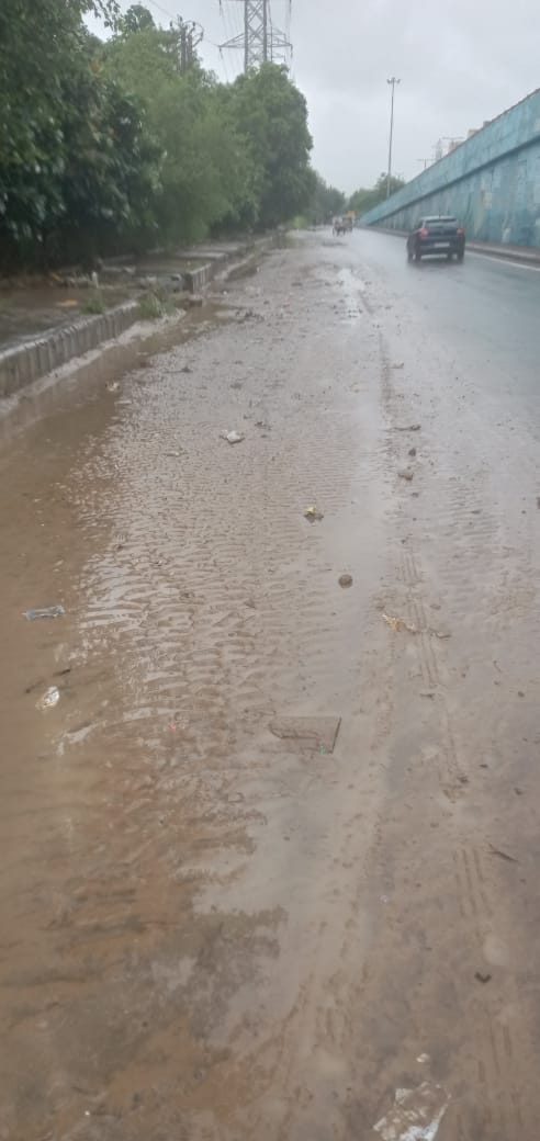 OfficialGMDA's tweet image. Waterlogging along Subhash Chowk has been cleared by the team. Storm water has been channelised into the drains to facilitate safe traffic movement on the main carriageway. ☔🚗