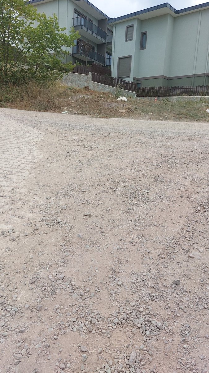 Yalova Kadıköy Belediyesinden Ahlat10 sokağın sonuna asfalt atmasını bekliyoruz aylardır. Villalar toz içerisinde. Mağdur etmeyin artık illa buraya mı yazmak gerekiyor!