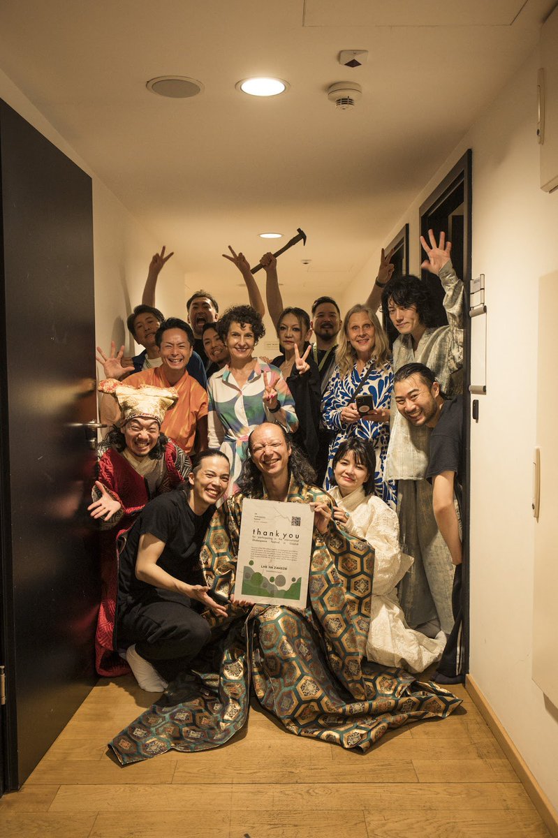 拍手万雷のスタンディングオーベーションの中
👏👏👏👏

グダニスクシェイクスピアシアター
Gdańsk Shakespeare Theatre
さんから頂いた

『thank you』の盾🏆

こちらこそ、最大の感謝を込めて

ありがとう‼️🙏
Dziękuję‼️🙏

#G3ポーランド