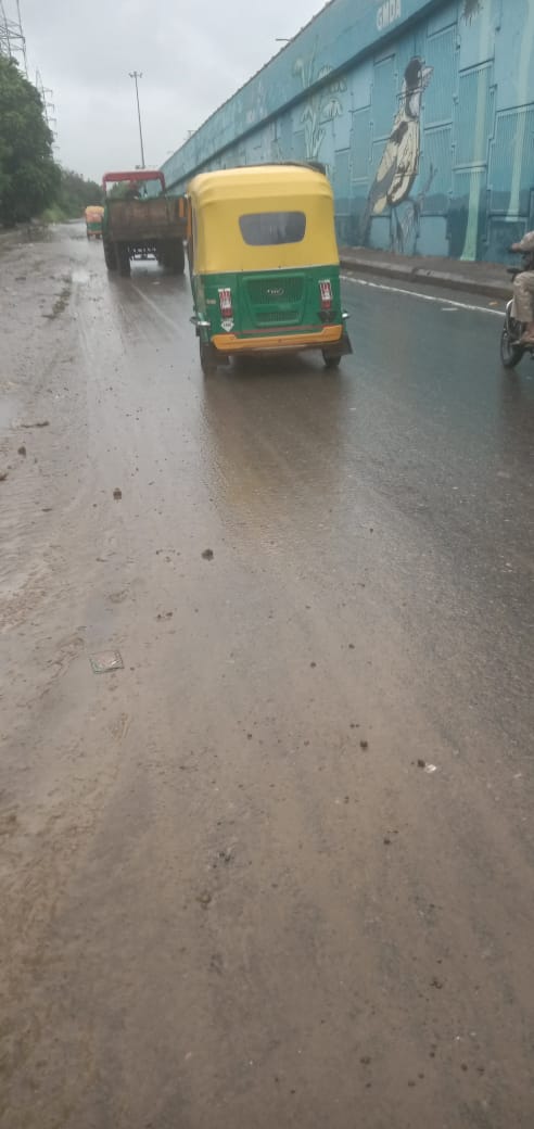 OfficialGMDA's tweet image. Waterlogging along Subhash Chowk has been cleared by the team. Storm water has been channelised into the drains to facilitate safe traffic movement on the main carriageway. ☔🚗